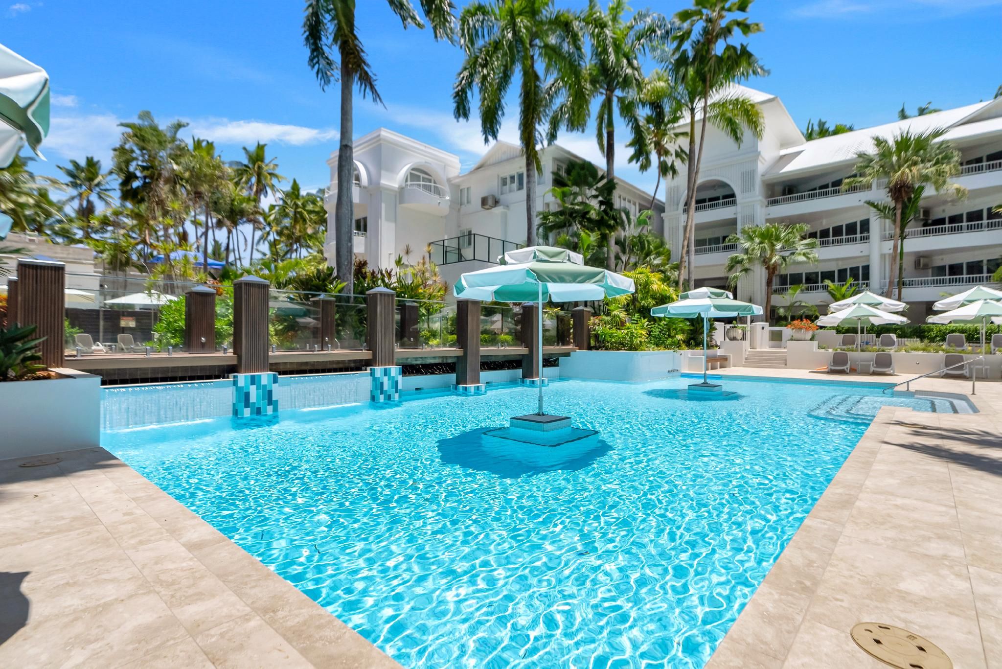 swimming pool [outdoor]