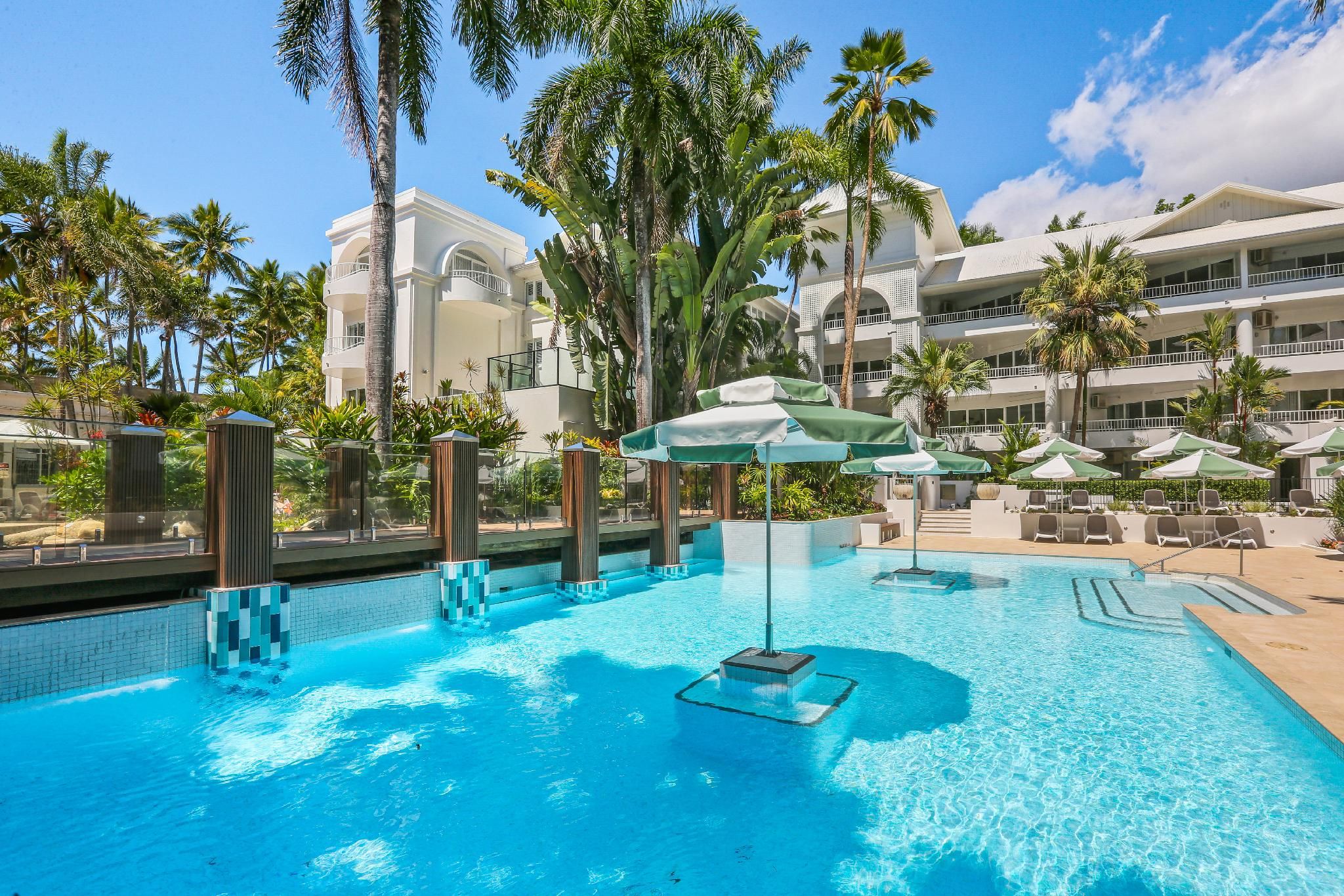 swimming pool [outdoor]