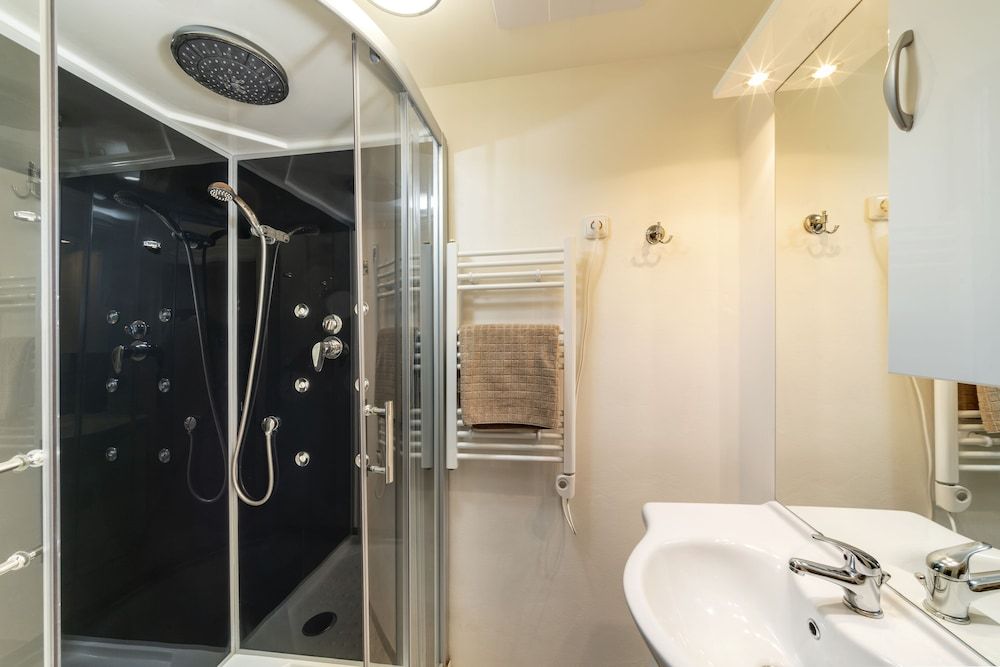 Old Town - Aparthotel Michalska Junior Studio, 1 Queen Bed, Kitchenette, Courtyard Area 7