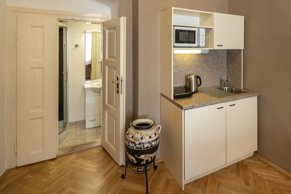 Old Town - Aparthotel Michalska Junior Studio, 1 Queen Bed, Kitchenette, Courtyard Area 12