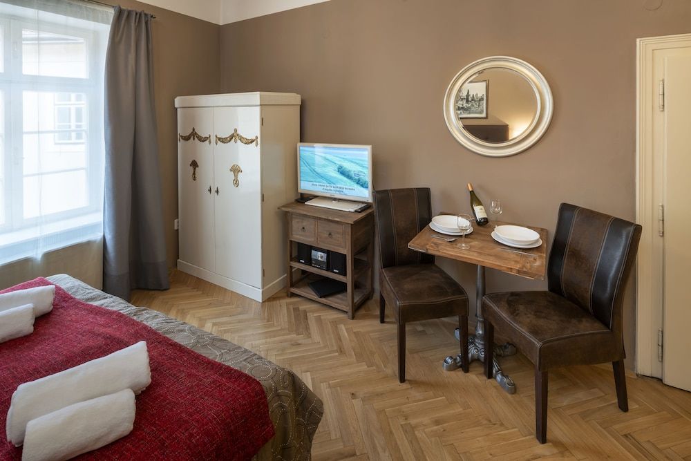 Old Town - Aparthotel Michalska Junior Studio, 1 Queen Bed, Kitchenette, Courtyard Area 10