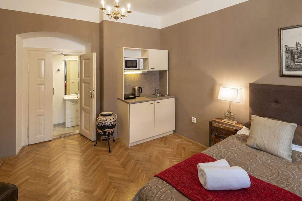 Old Town - Aparthotel Michalska Junior Studio, 1 Queen Bed, Kitchenette, Courtyard Area 11