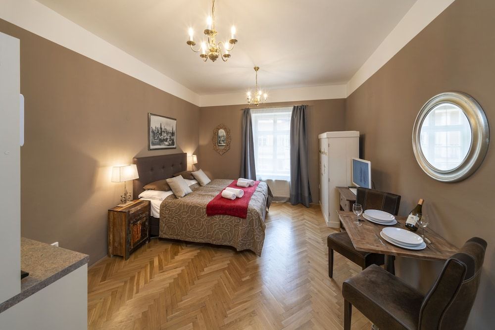 Old Town - Aparthotel Michalska Junior Studio, 1 Queen Bed, Kitchenette, Courtyard Area 3
