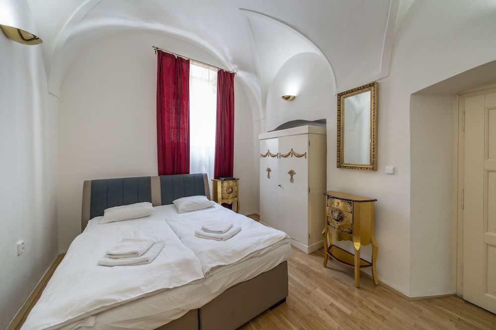Old Town - Aparthotel Michalska Junior Studio, 1 Queen Bed, Kitchenette, Courtyard Area 2