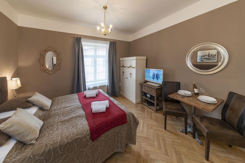 Old Town - Aparthotel Michalska Junior Studio, 1 Queen Bed, Kitchenette, Courtyard Area 4