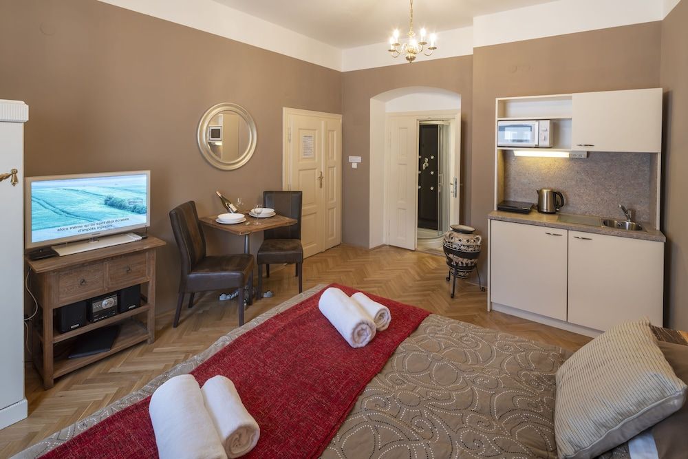 Old Town - Aparthotel Michalska Junior Studio, 1 Queen Bed, Kitchenette, Courtyard Area 6