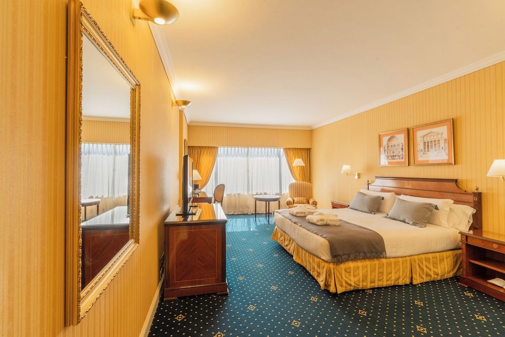 Executive Room, 1 Queen Bed, City View