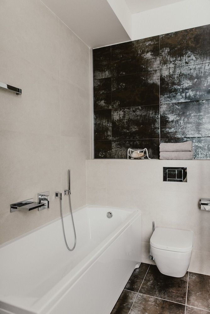 Deep Soaking Bathtub