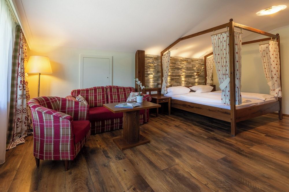 Sackmann Wanderhotel Double room with four-poster bed