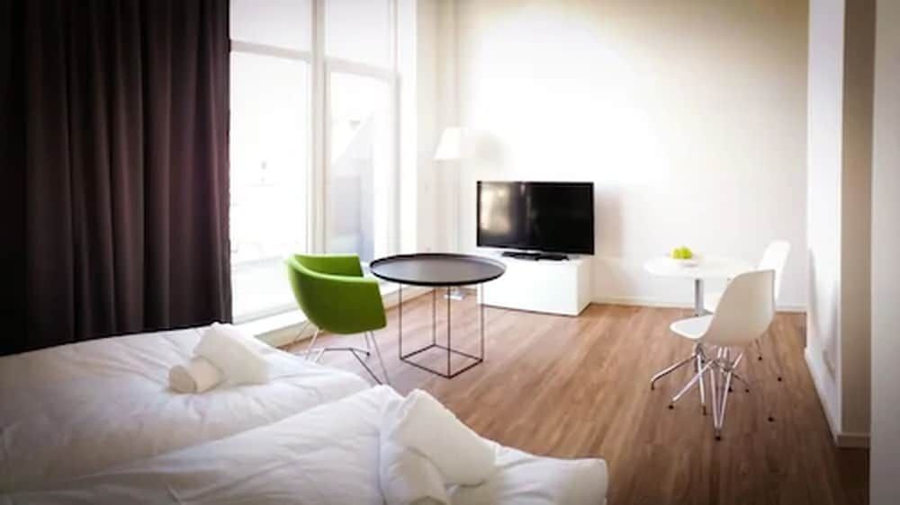 Studio, Balcony
