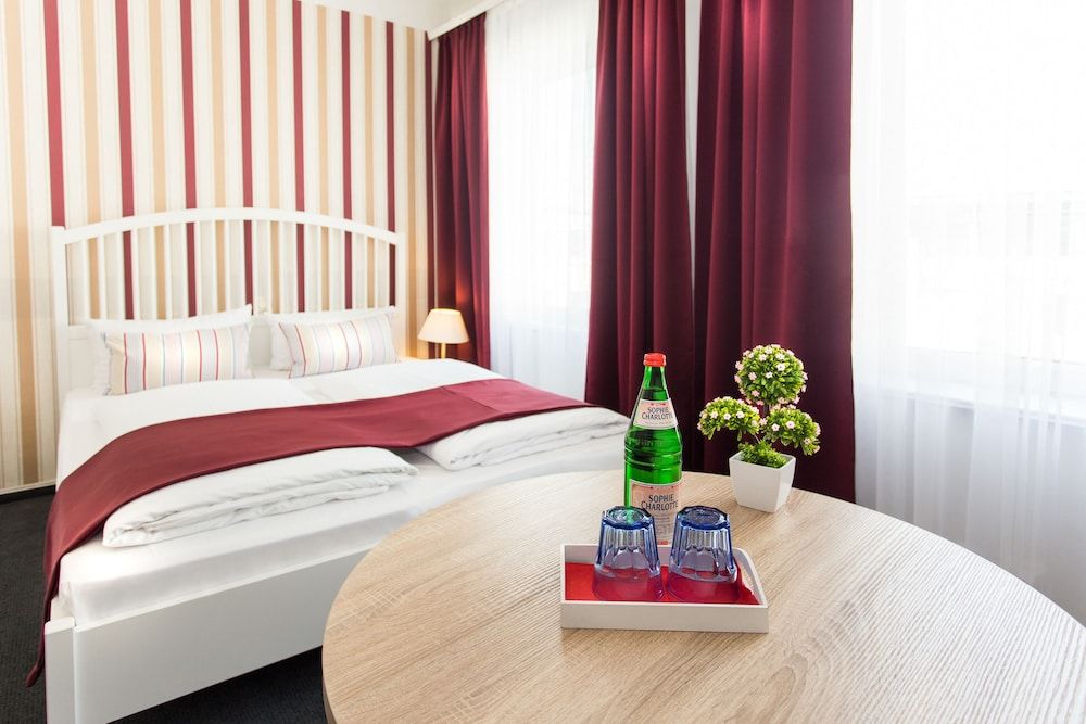 undefined Hotel Condor 3