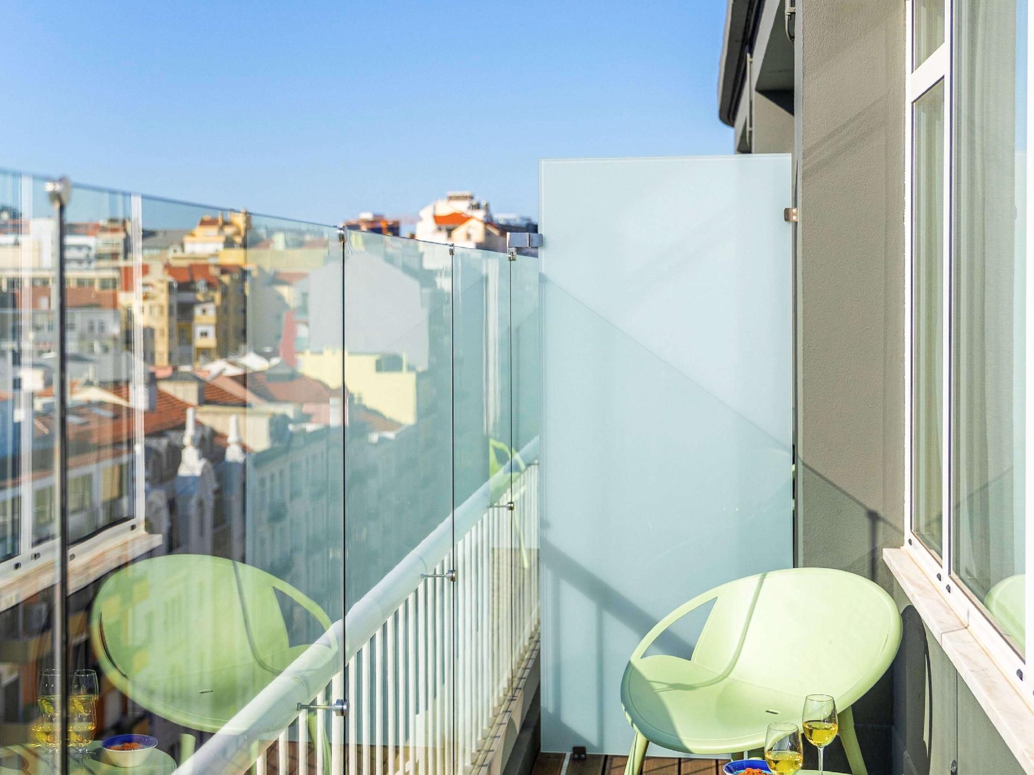 Large Bedroom with Double Bed and Balcony, with view of the city of Lisbon