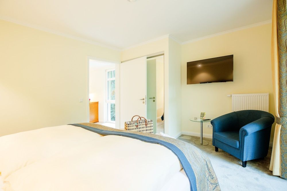 Suite, 1 King Bed, Balcony, Lakeside