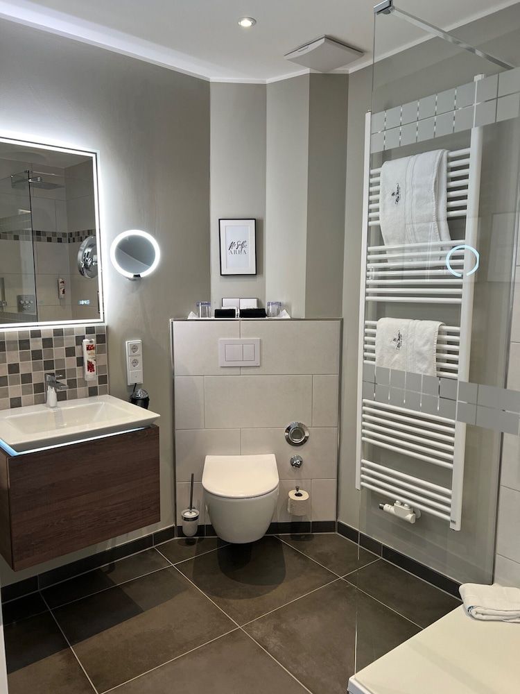 Junior Studio Suite, 1 Queen Bed, Non Smoking, Mountain View
