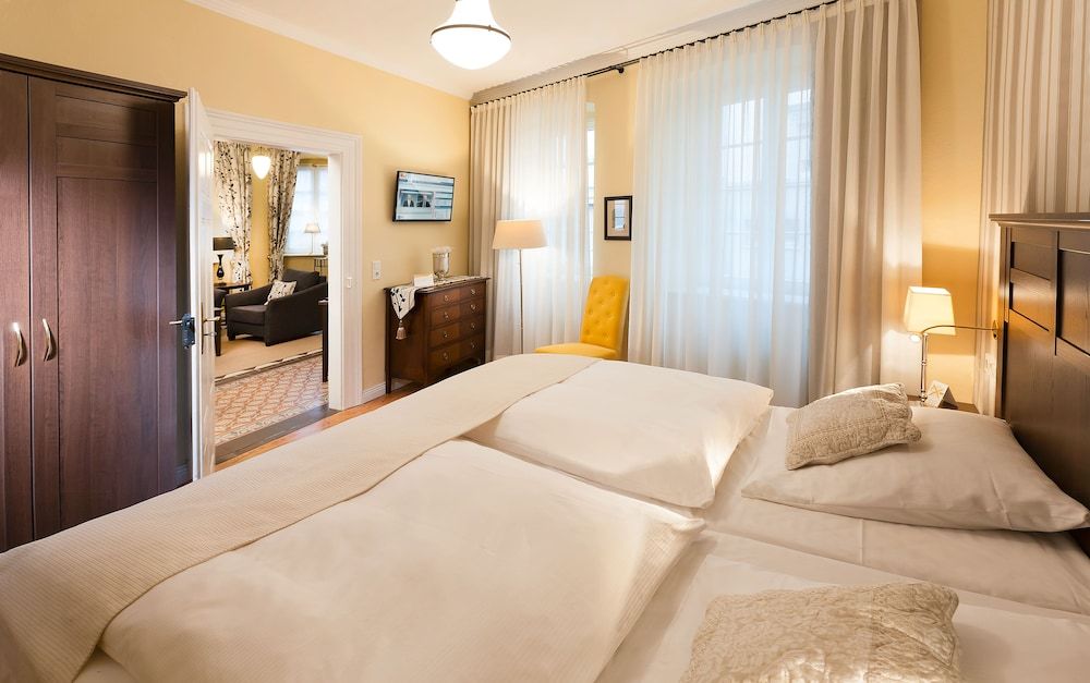 Suite, 1 King Bed, Non Smoking, Annex Building