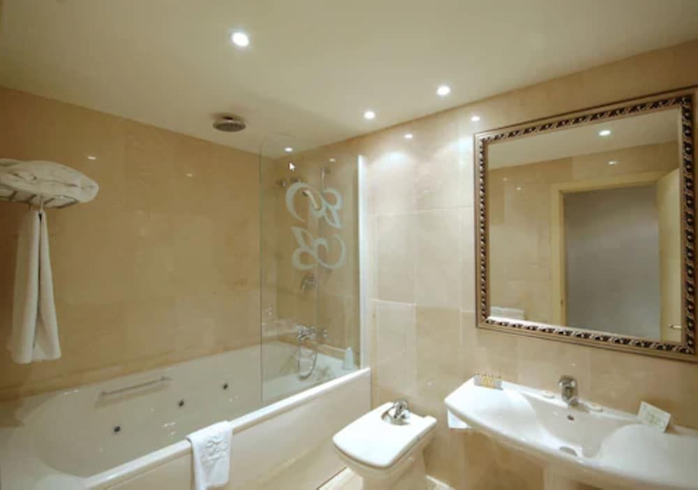 Deluxe Room with Jacuzzi