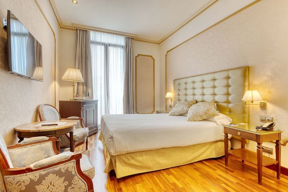 Hotel Roger de Lluria Barcelona Classic Double or Twin Room 4