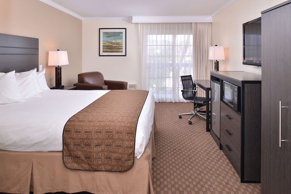 Best Western Capistrano Inn Standard Room, 1 King Bed, Non Smoking, Refrigerator & Microwave 3