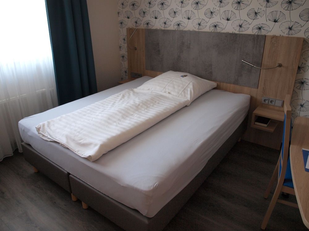 Airport BusinessHotel Köln Single Room 5