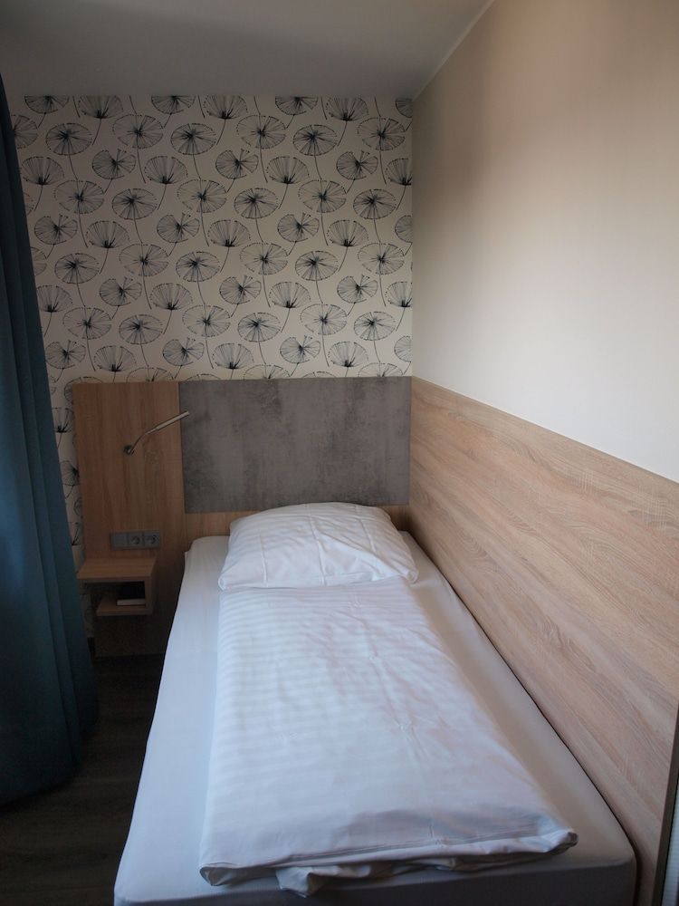 Airport BusinessHotel Köln Single Room 4