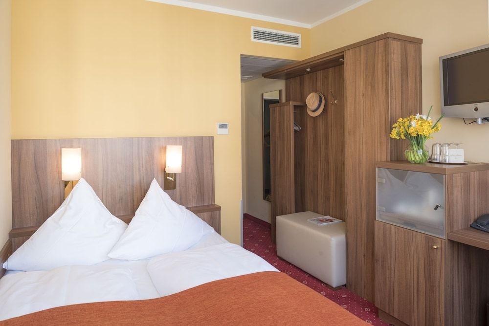 Hotel Schlicker Standard Double Room, 1 Queen Bed