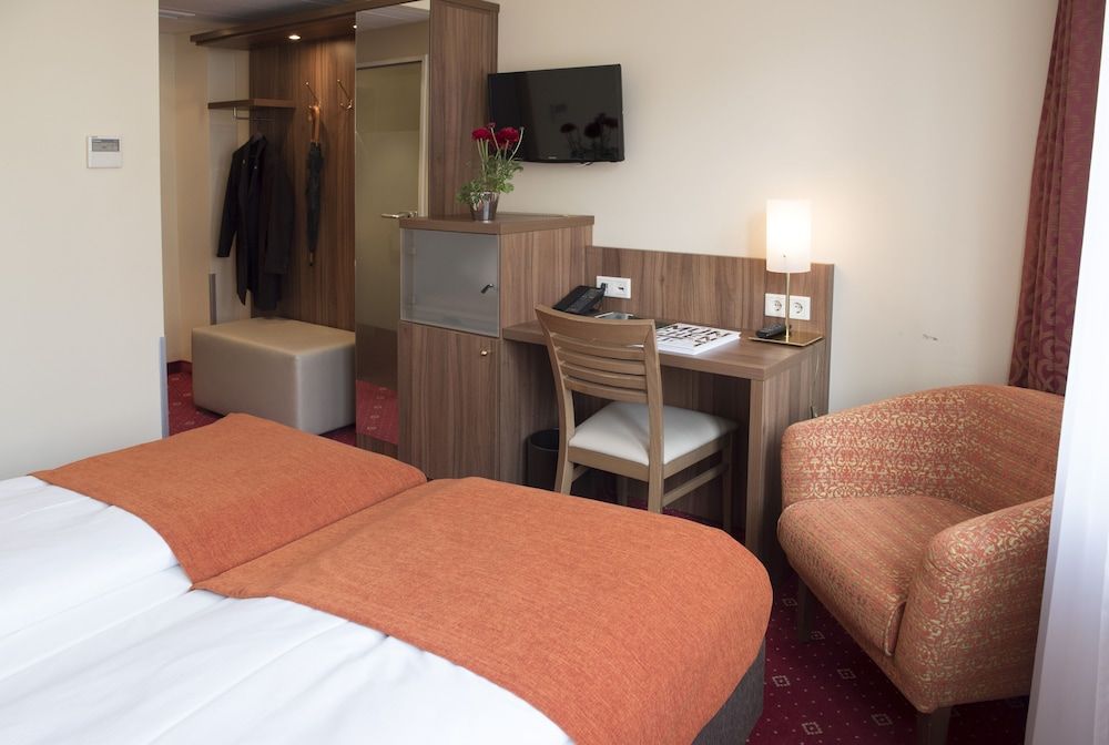 Hotel Schlicker Standard Double Room, 1 Queen Bed 3