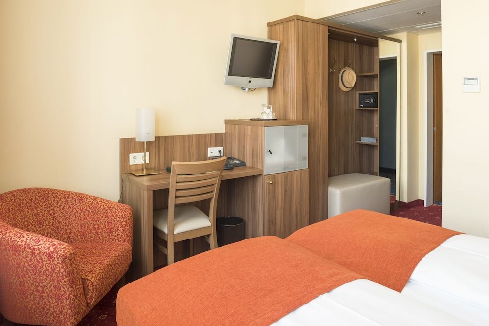 Hotel Schlicker Standard Double Room, 1 Queen Bed 4