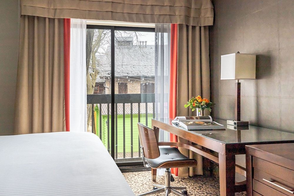 Old Stone Inn Boutique Hotel Superior Room, 2 Queen Beds - Courtyard Interior 6