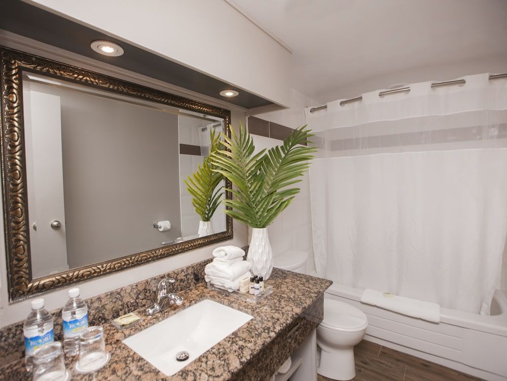 Old Stone Inn Boutique Hotel Superior Room, 2 Queen Beds - Courtyard Interior 9