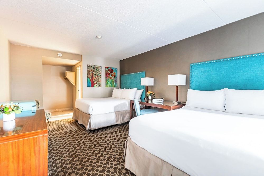 Old Stone Inn Boutique Hotel Superior Room, 2 Queen Beds - Courtyard Interior 3