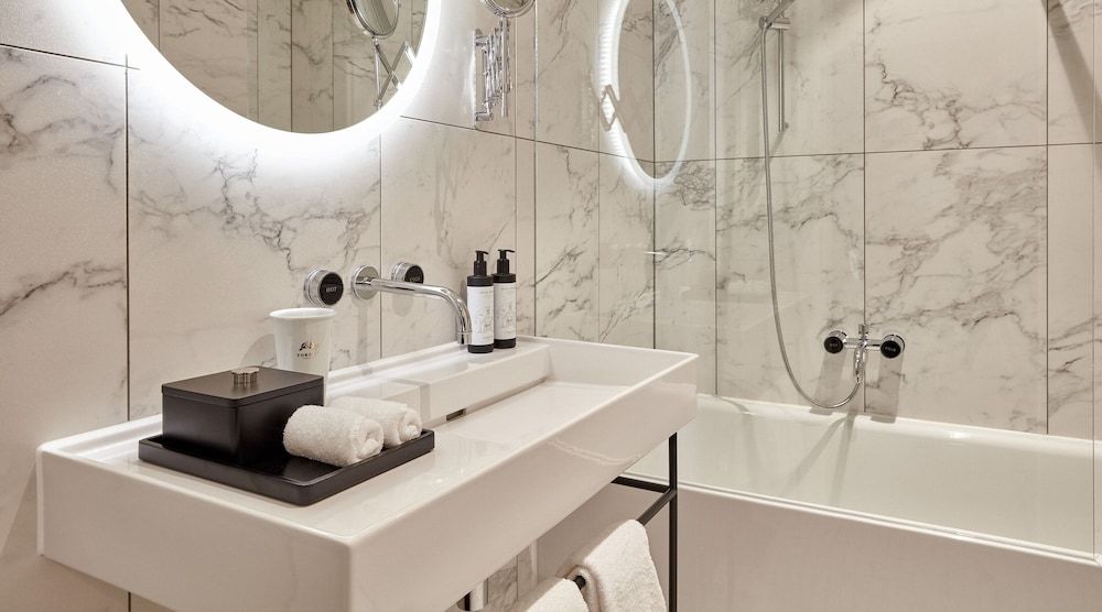 Deep Soaking Bathtub