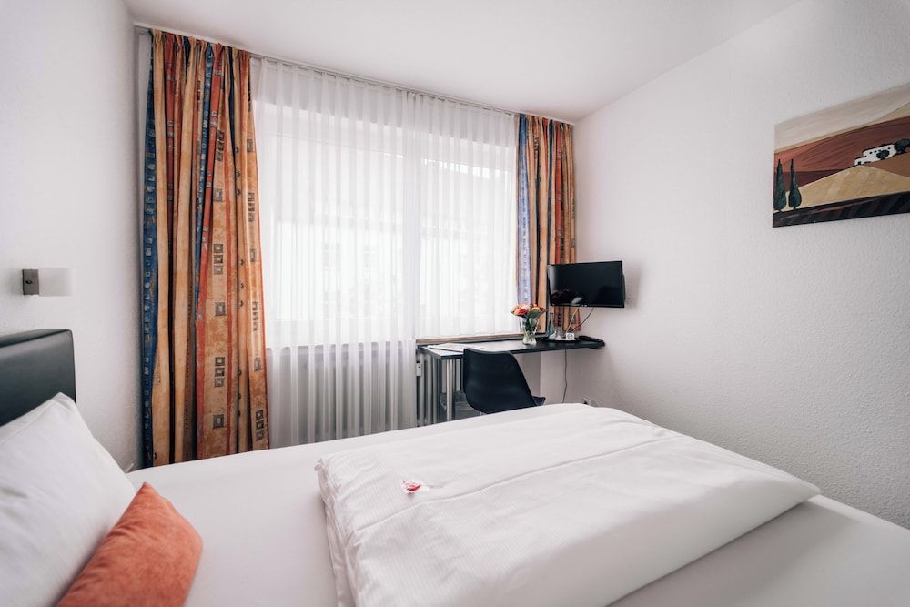 Hotel International Am Theater Single Room 3