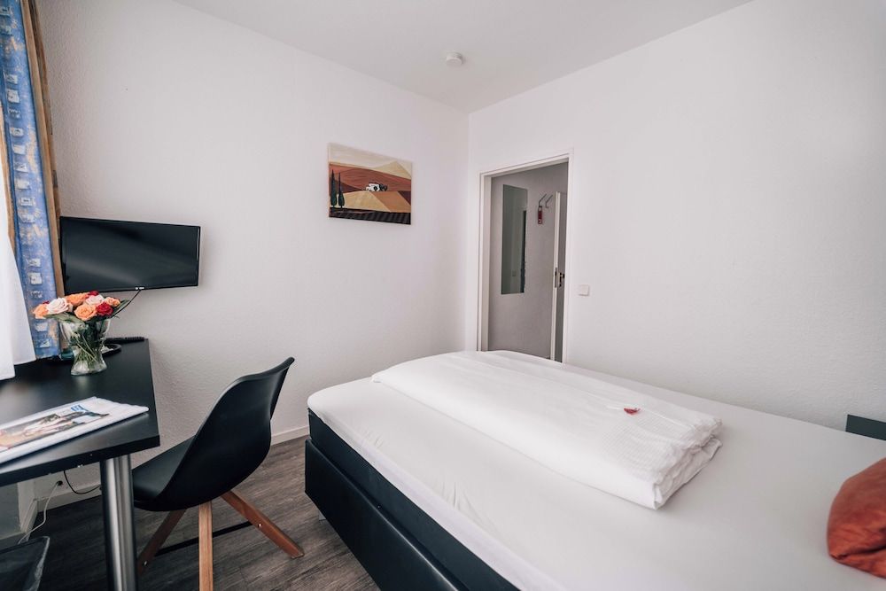 Hotel International Am Theater Single Room 2