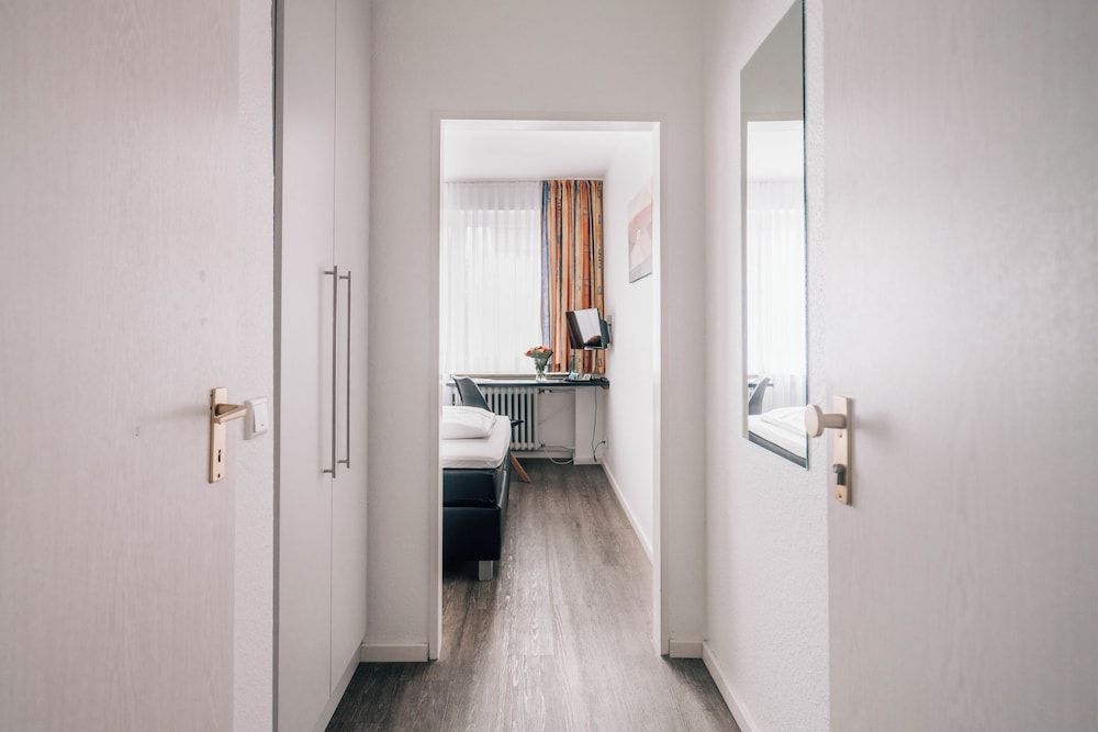 Hotel International Am Theater Single Room 8