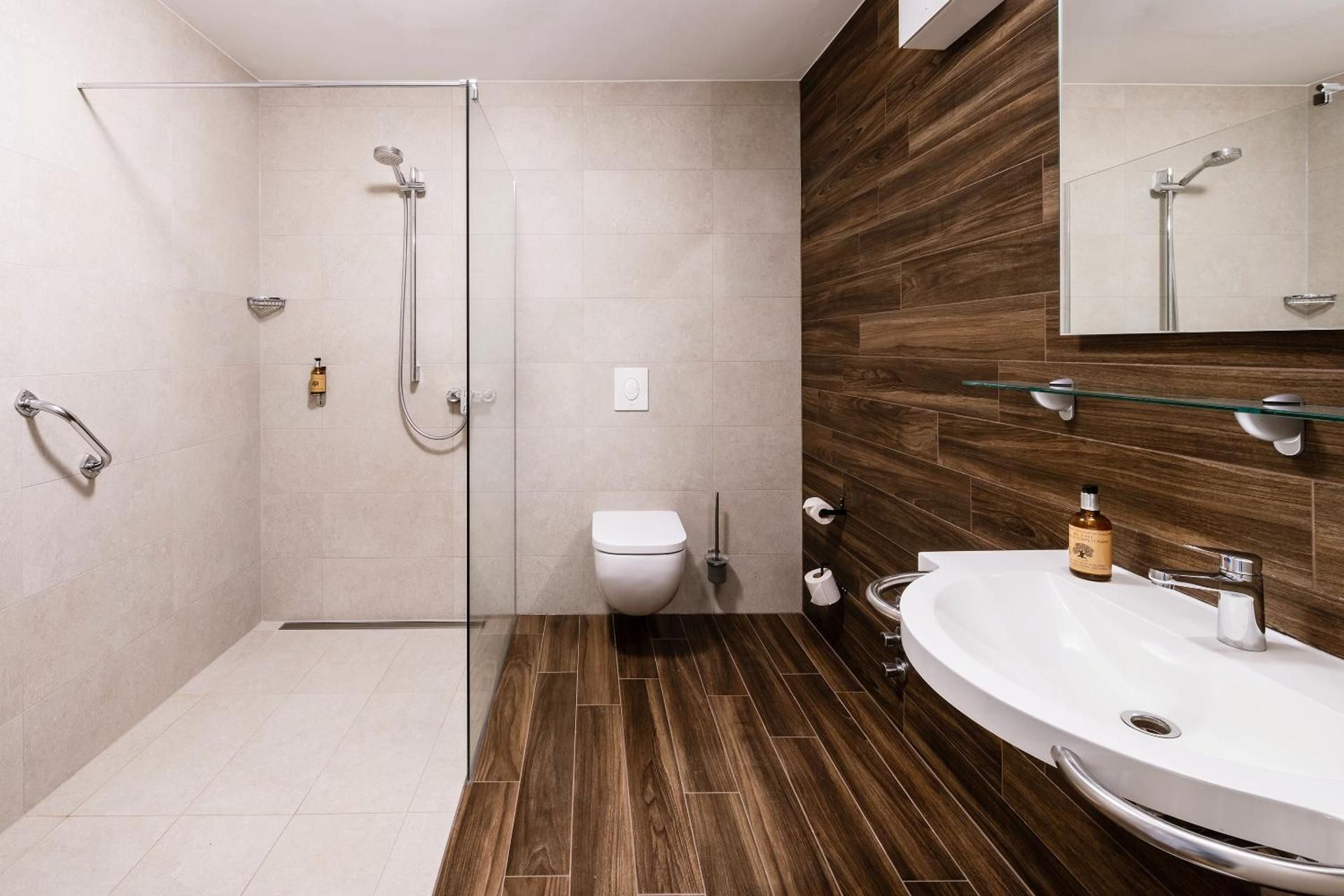 Two bedroom apartment (1 queen bed) with garden view