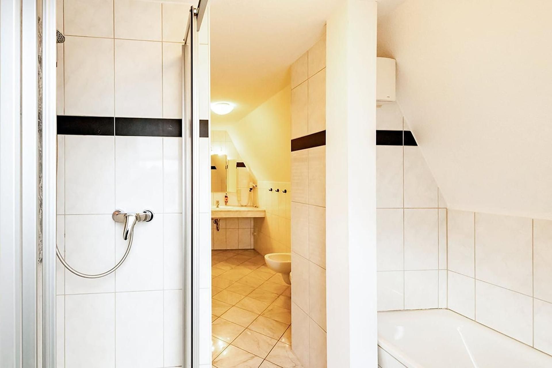 Large 3 bedroom, 2 bathroom apartment for up to 9 guests