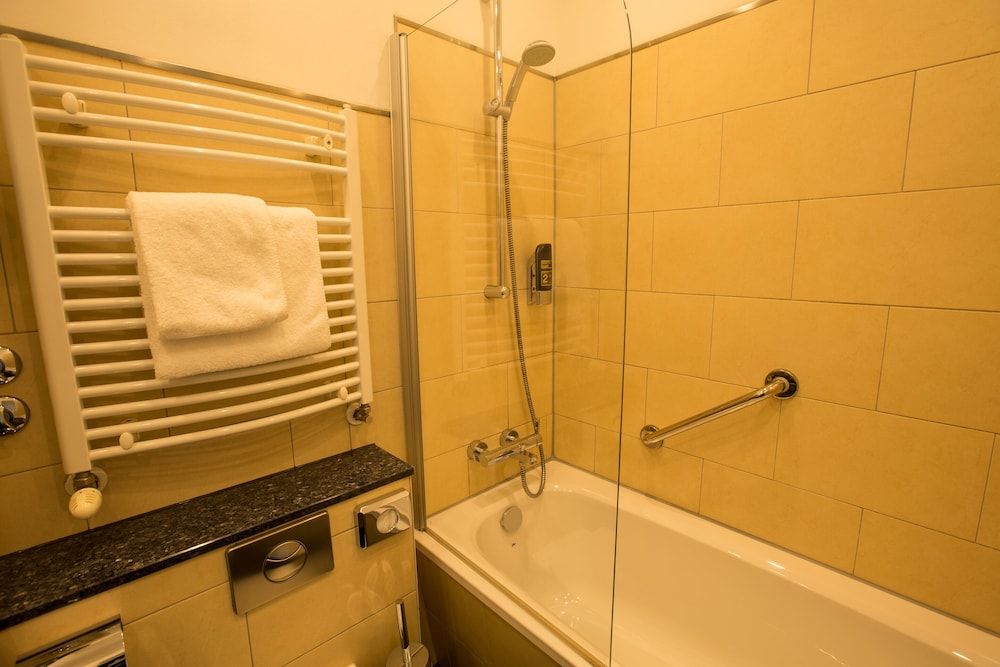 Deep Soaking Bathtub