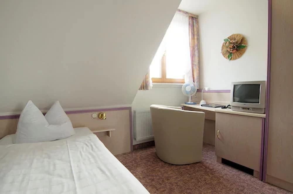 Hotel & Restaurant Park Cafe ISA Standard Double Room, 1 Bedroom, Non Smoking 5