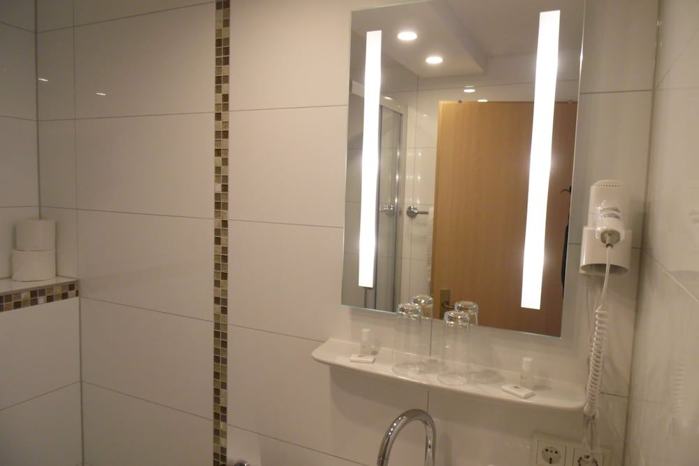 Rheinmetropole Hotel Double Room 17