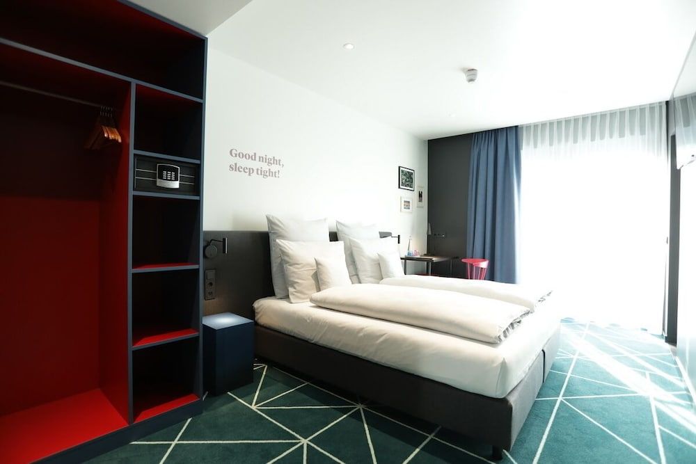 sander Hotel King Room 4