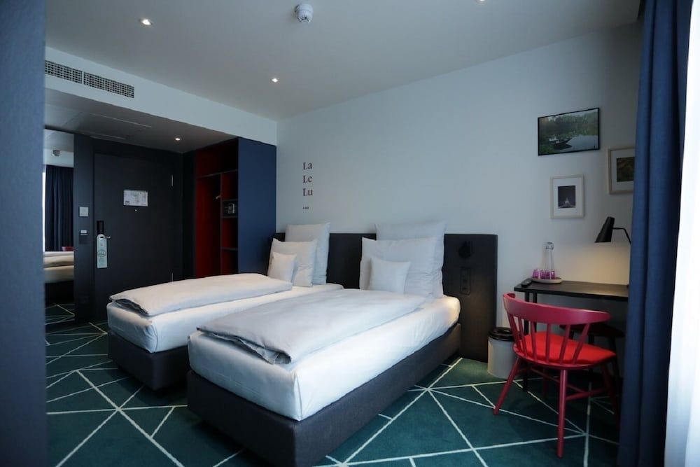 sander Hotel King Room