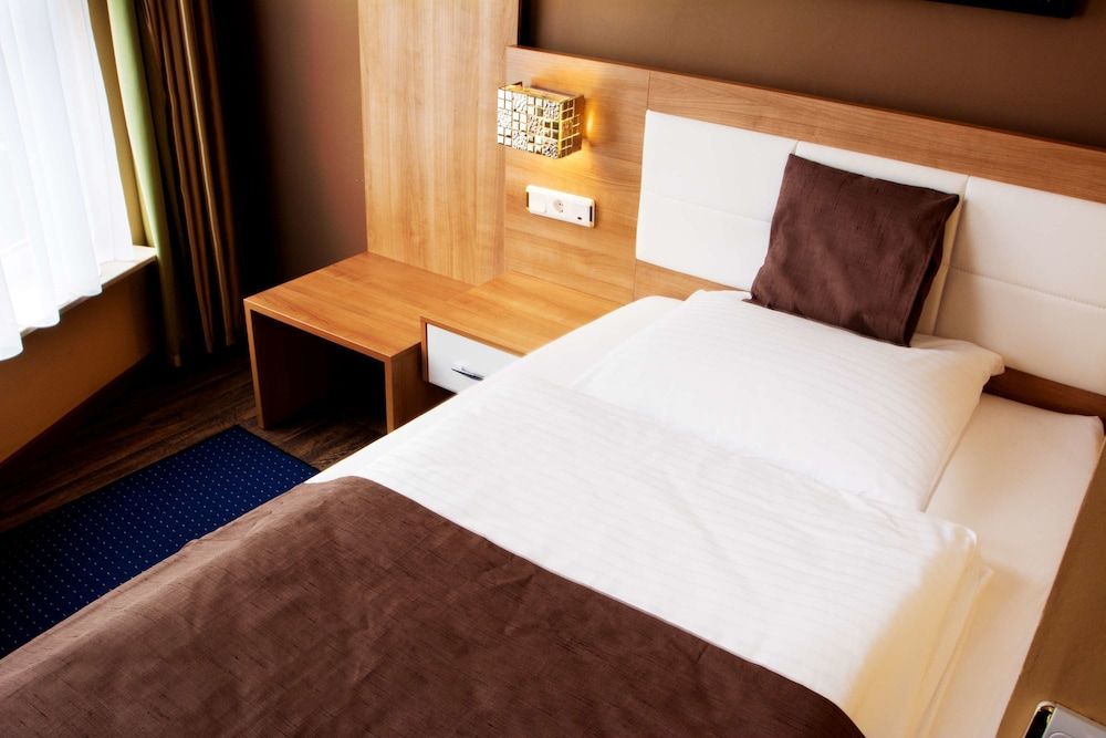 C&S Hotel Economy Single Room, Shared Bathroom 2