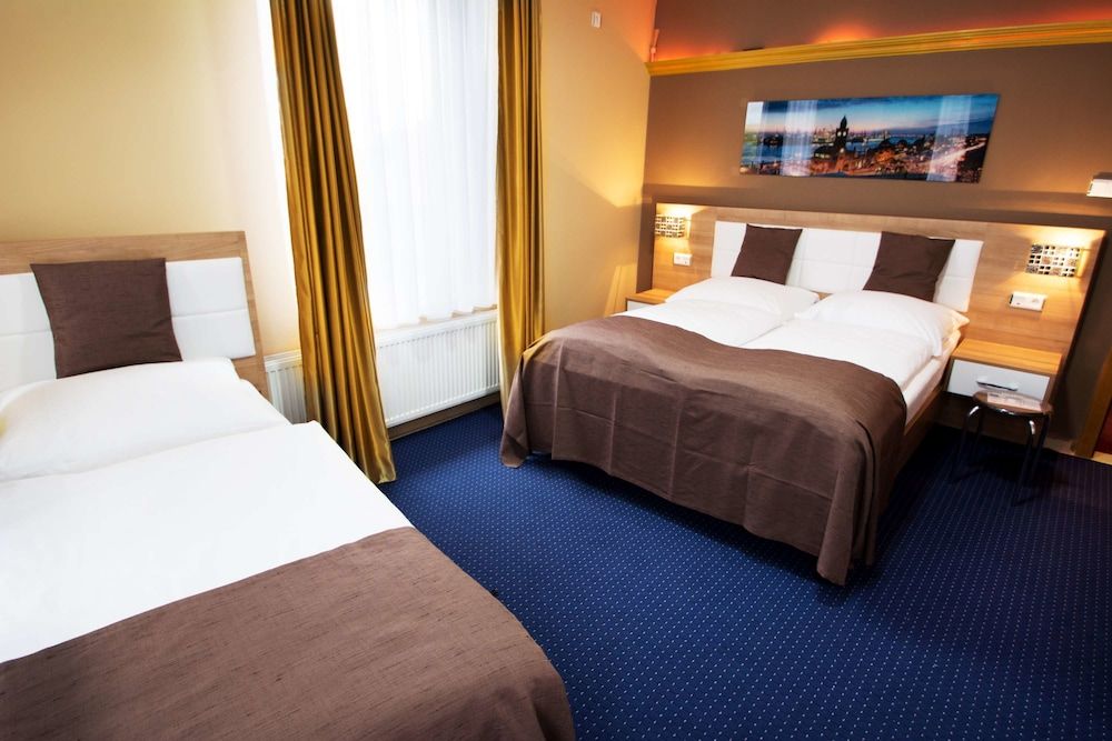 C&S Hotel Triple Room, Shared Bathroom 2