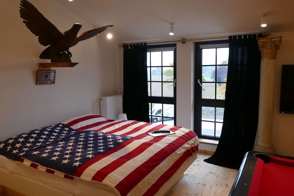 Road Stop Neandertal Design Room, 1 Double Bed, Hot Tub 3