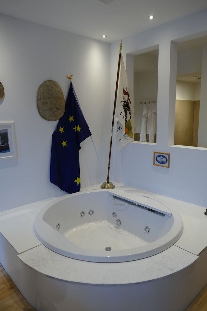 Road Stop Neandertal Design Room, 1 Double Bed, Hot Tub 6