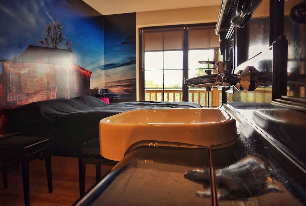 Road Stop Neandertal Design Double Room, Balcony (Smart) 9