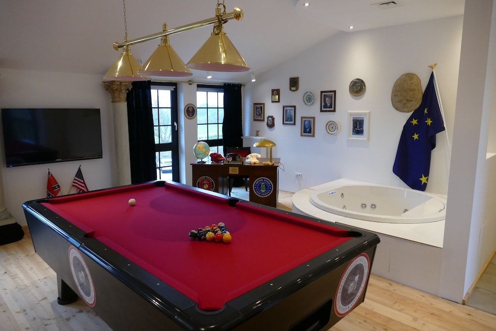 Road Stop Neandertal Design Room, 1 Double Bed, Hot Tub 5