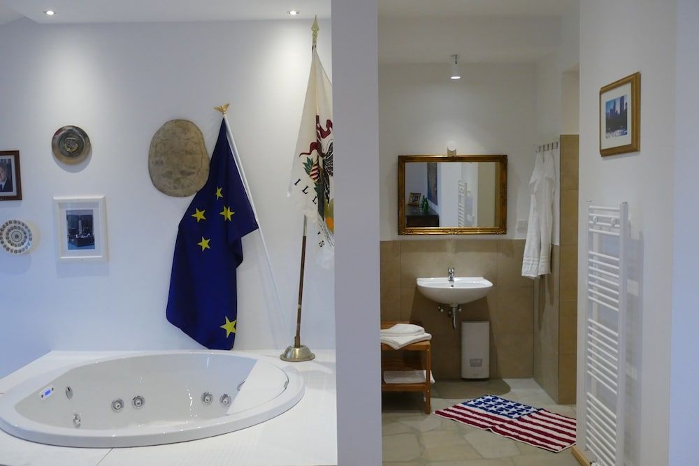 Road Stop Neandertal Design Room, 1 Double Bed, Hot Tub 7