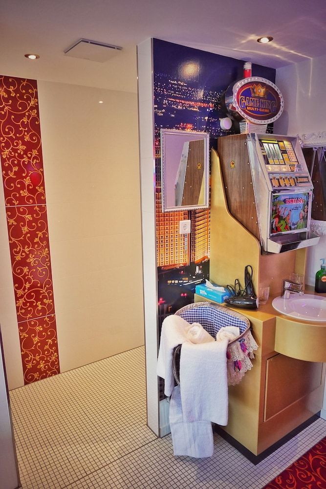 Road Stop Neandertal Design Double Room, 1 Double Bed, Hot Tub 2