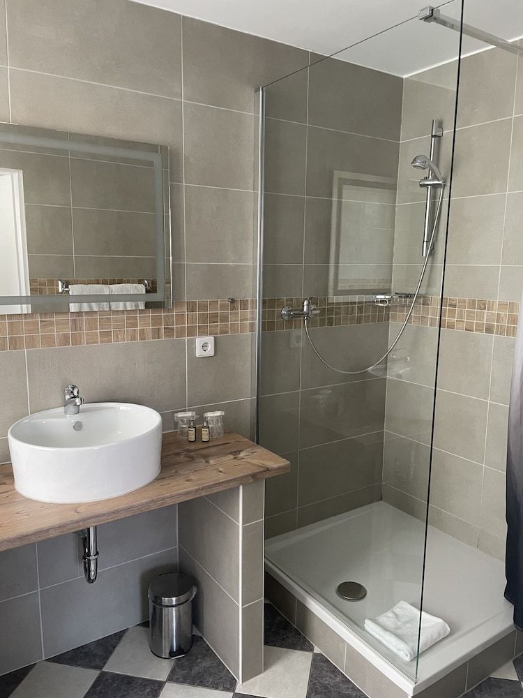 Hotel Bismarckhöhe Standard Triple Room, Private Bathroom 6